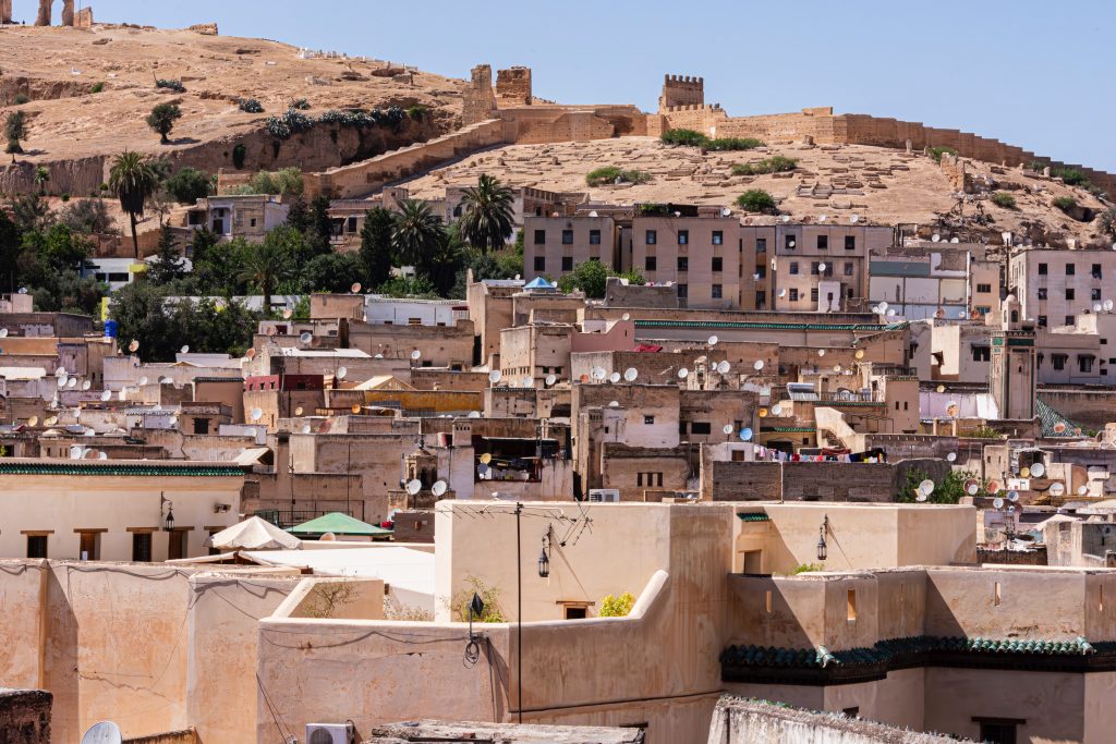 Perdiéndote en la laberíntica medina de Fez: Un viaje sensorial inolvidable